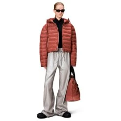 Rains - Lohja Short Puffer Jacket W3T2 - Casual Jacket -Bergfreunde rains lohja short puffer jacket w3t2 casual jacket detail 4