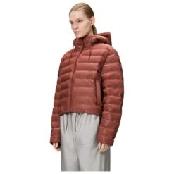 Rains - Lohja Short Puffer Jacket W3T2 - Casual Jacket -Bergfreunde rains lohja short puffer jacket w3t2 casual jacket detail 5
